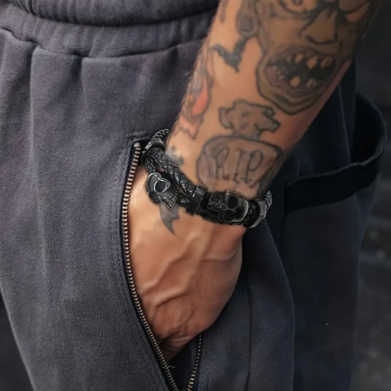 Męska bransoletka z plecionej skóry z czaszkami „Nocturnus”